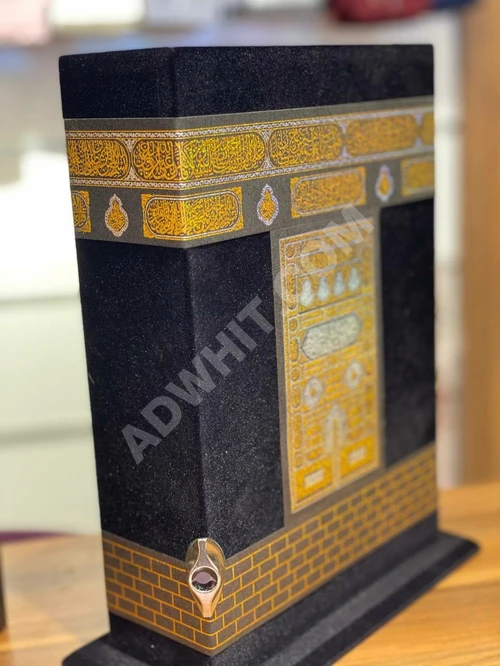 Büyük bir karton kutu içinde altın metal kilitli bir ahşap kutu