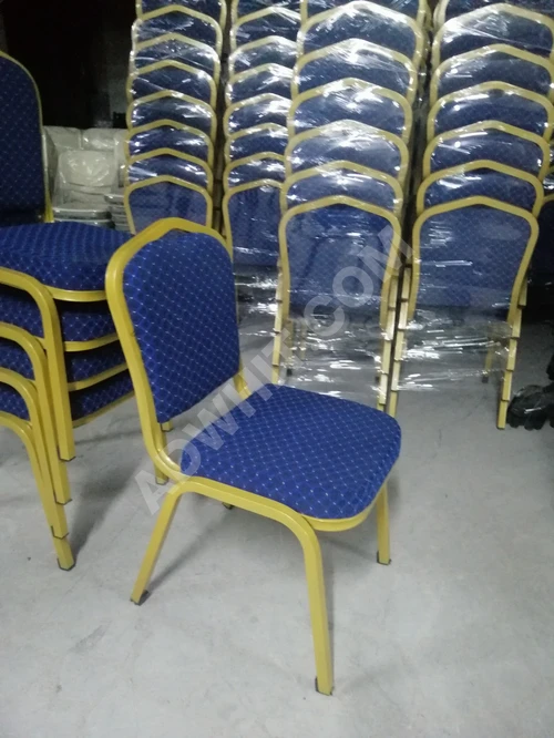 Düğünler için plastik sandalyeler ve masalar