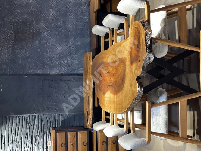 Tek parça epoksi ile kaplanmış ceviz ağacı masa