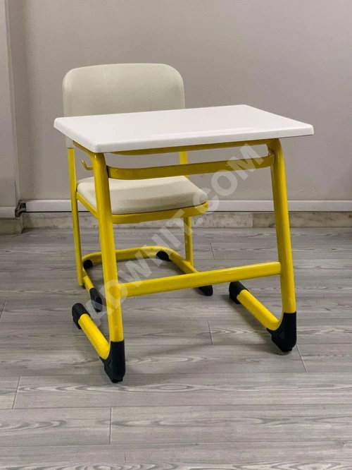 Okul sıraları ve masaları