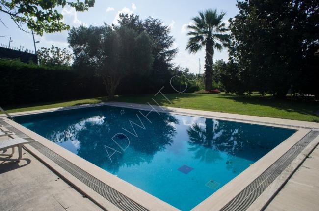 Yüzme havuzlu ve bahçeli aylık olarak kiralık yeni villa
