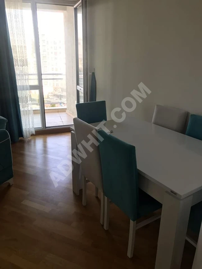 İstanbul bahçeşehirin lüks bir konut projesi içinde aylık olarak 3 + 1 eşyalı kiralık daire