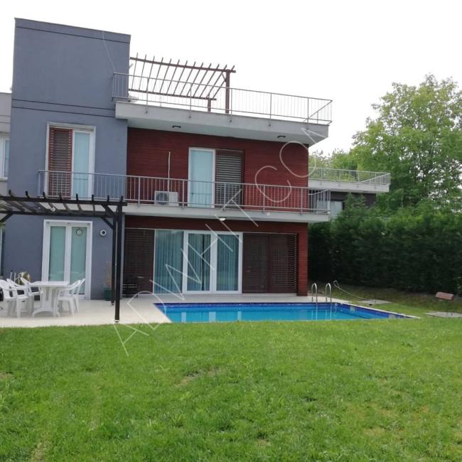 Sapanca'da özel havuzlu ve bahçeli kiralık villa