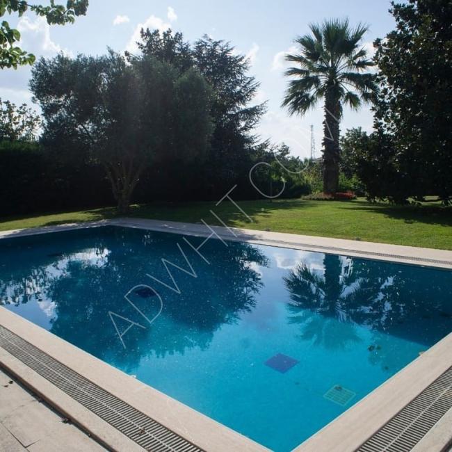 İstanbul'da yüzme havuzlu ve bahçeli aylık olarak kiralık villa