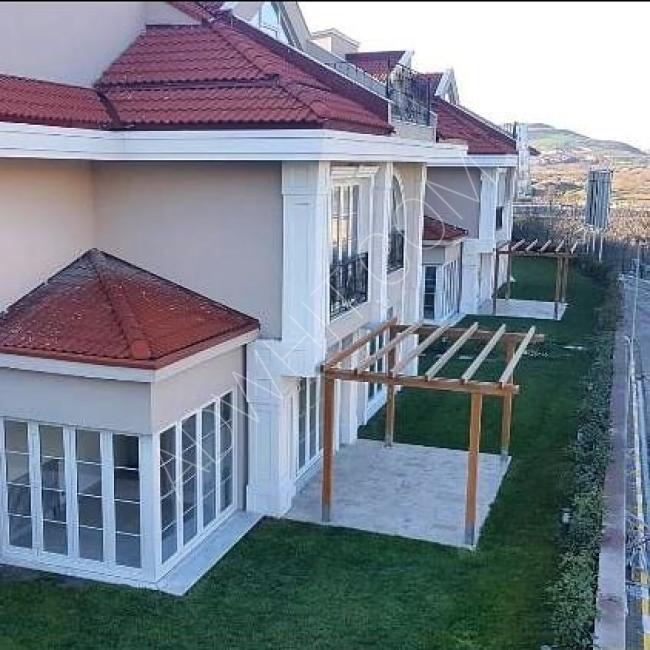 İstanbul'da Entegre bir konut kompleksi içinde havuzlu kraliyet satılık villa