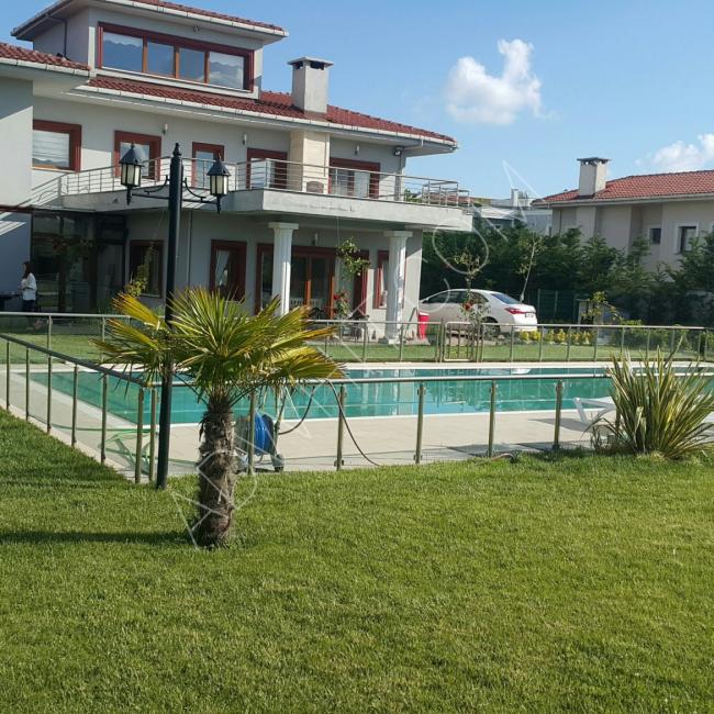 İstanbul'da 24 saat güvenlik toplu villa projeleri içinde havuzlu ve bahçeli kraliyet satılık villa