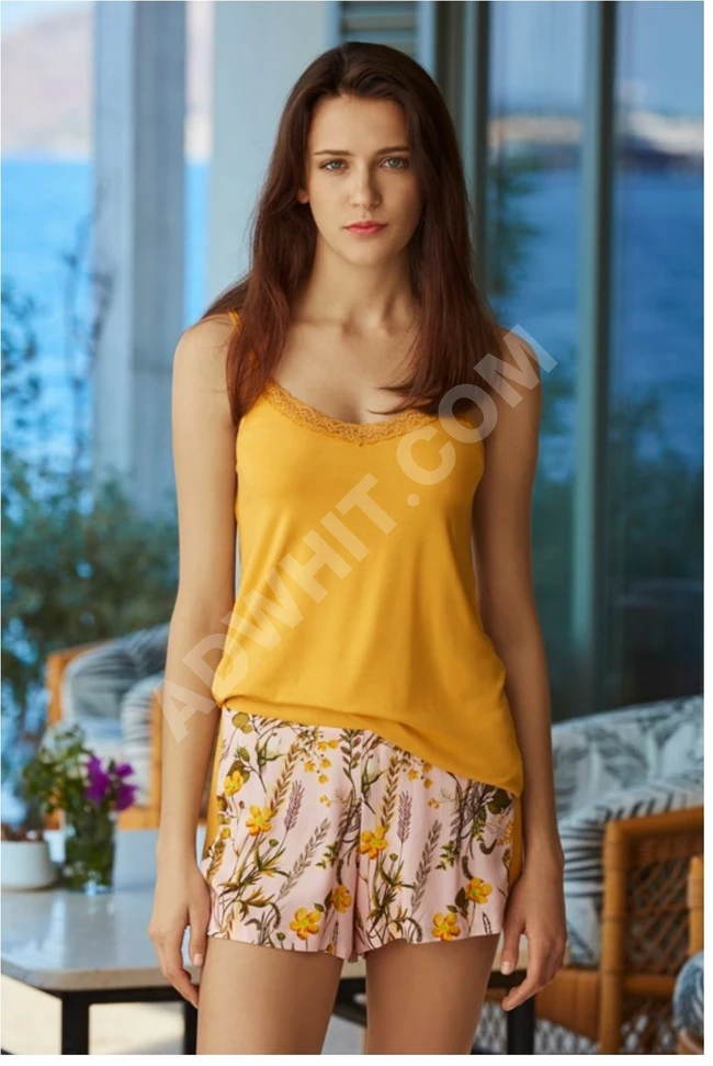 ملابس داخلية وبيجامات