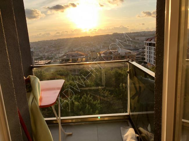 للبيع في أسطنبول بيلكدوزو شقة دوبليكس سوبر ديلوكس في مجمع سكني هادئ (لا يوجد ناطحات سحاب وزحمة سكنية ) المجمع هادئ وعائلي وسكن العمر وأسعارة تناسب الجميغ