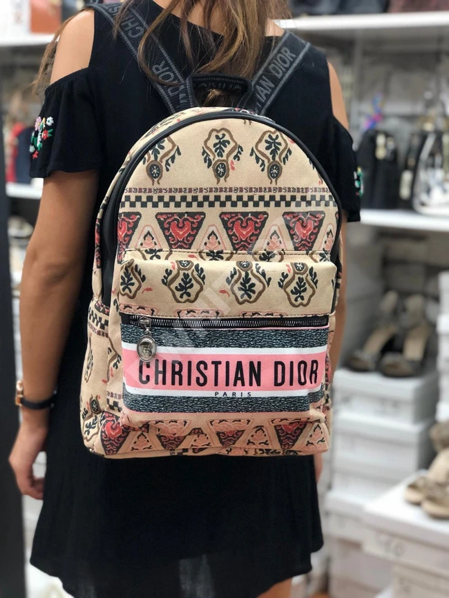 شنطه نسائيه بجميع اشكالها وبسعر مغري 