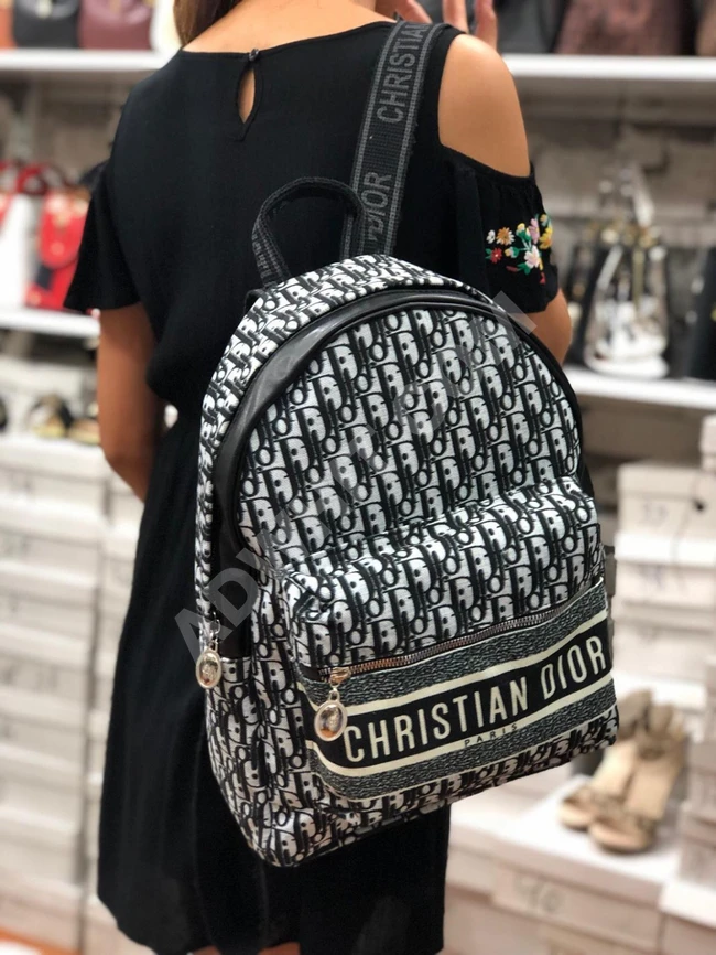 شنطه نسائيه بجميع اشكالها وبسعر مغري 