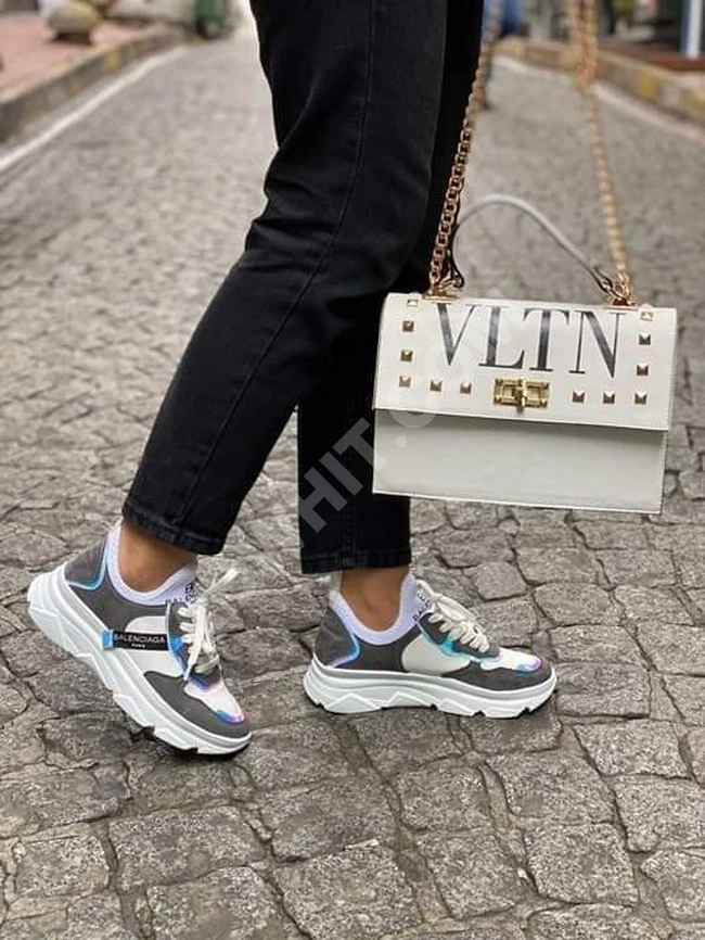 أحذية رياضية