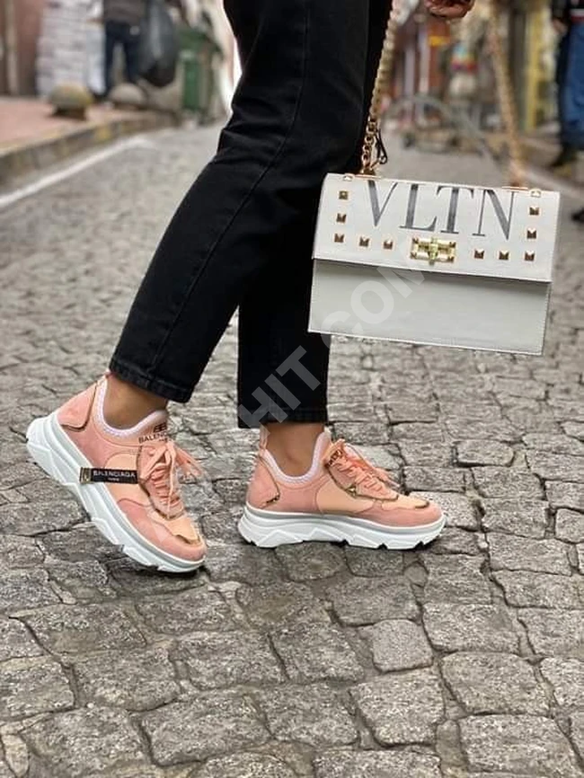 أحذية رياضية