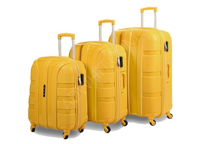 Sarı renkli seyahat valizi