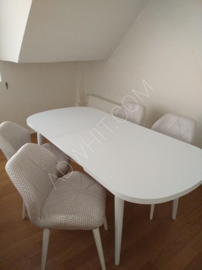 غرفة طعام طاولة قابلة للفتح و الإغلاق لون أبيض مع أربع كراسي