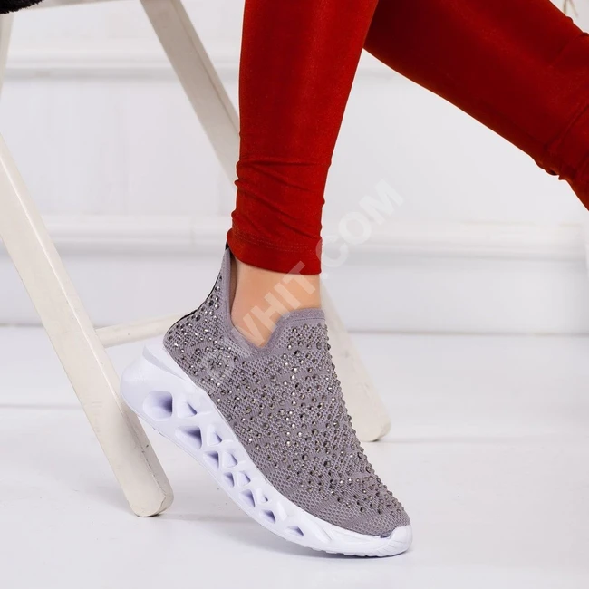 حذاء رياضي نسائي