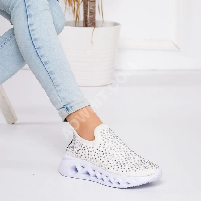 حذاء رياضي نسائي