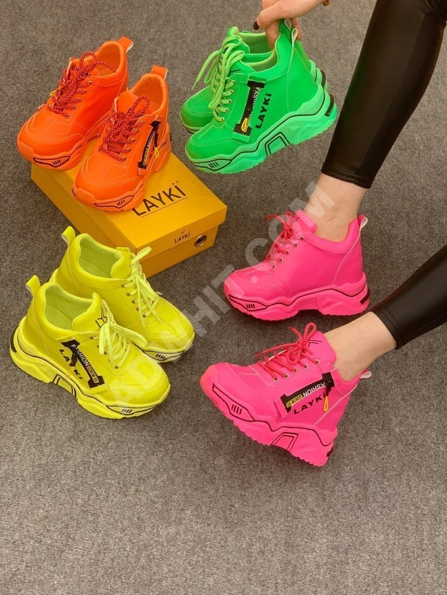 حذاء رياضي بألوان صيفية مميزة