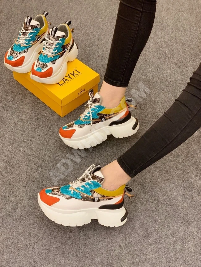 حذاء رياضي ملون