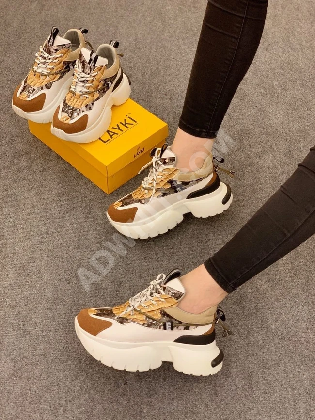 حذاء رياضي ملون