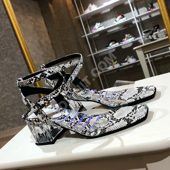 حذاء نسائي سبور