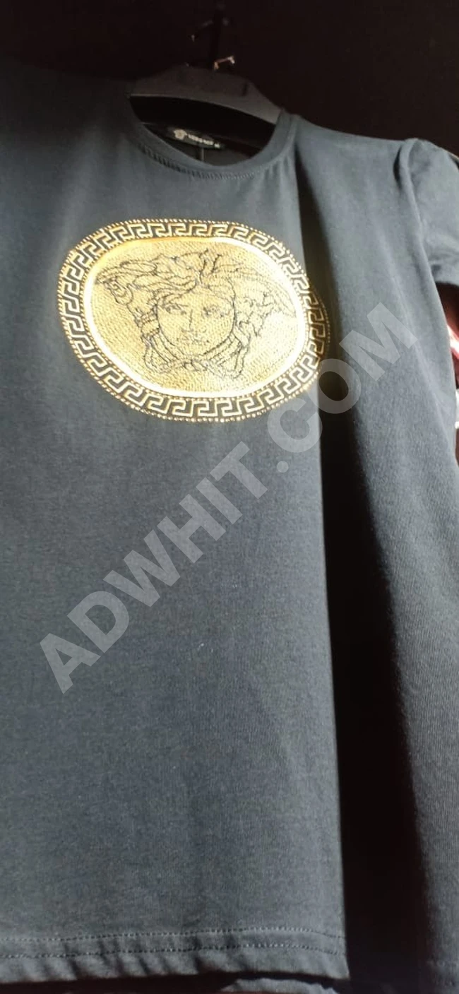 تيشرت على الموضة بدون ياقة