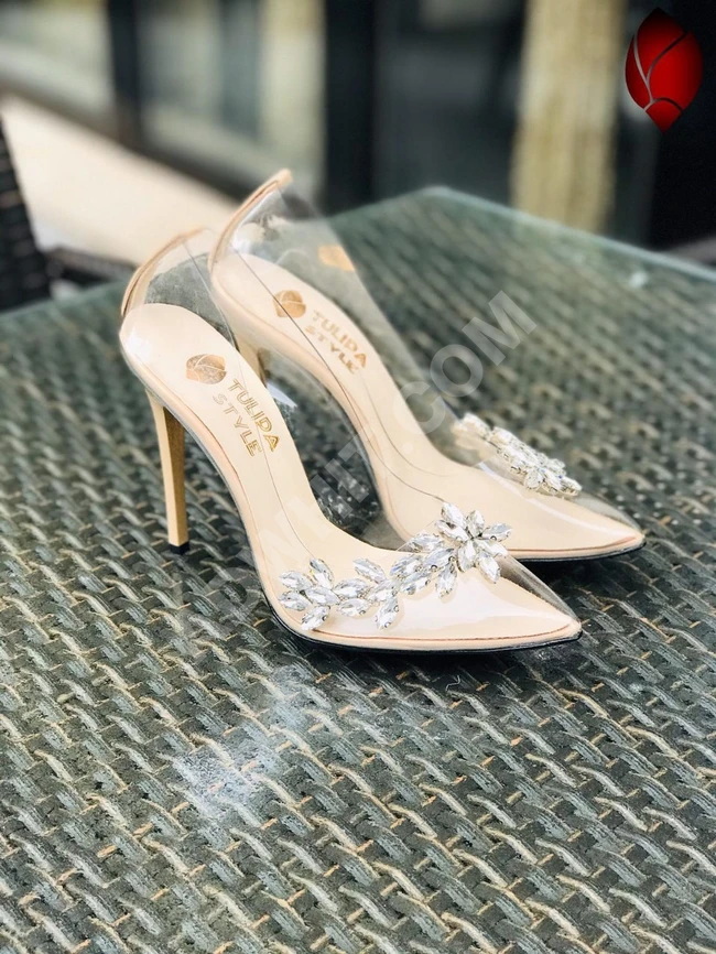 حذاء شفاف آخر موضة