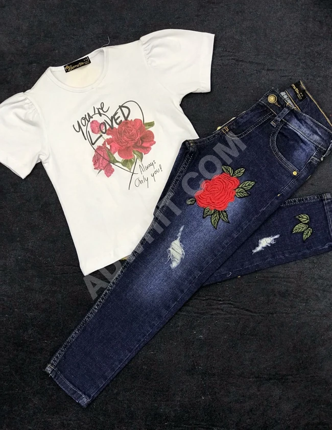 طقم بناتي قطعتين تيشرت مع بنطلون جينز