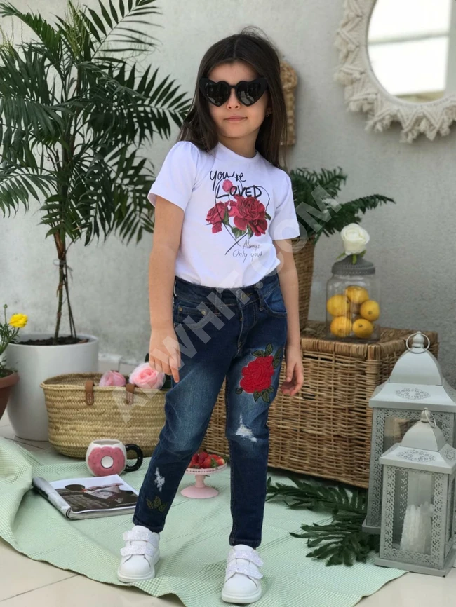 طقم بناتي قطعتين تيشرت مع بنطلون جينز