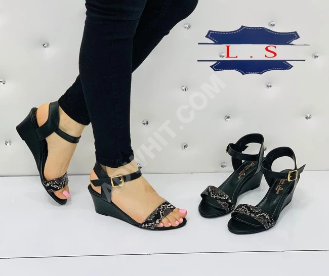 حذاء نسائي بألوان مميزة