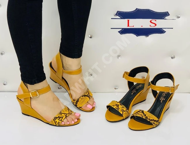 حذاء نسائي بألوان مميزة