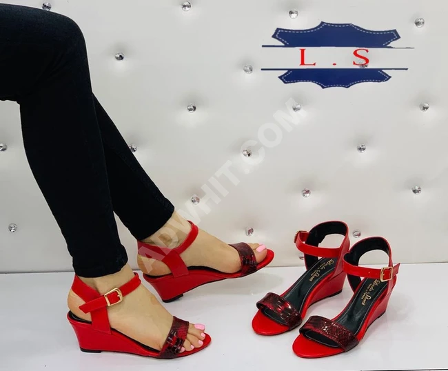 حذاء نسائي بألوان مميزة