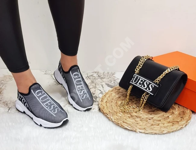 طقم حذاء مع حقيبة سبور 