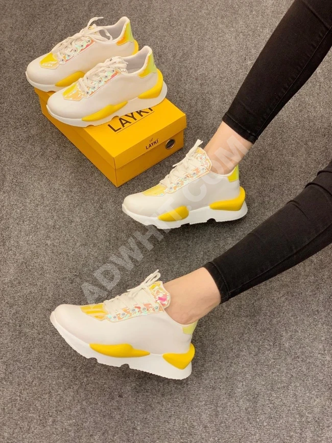 حذاء رياضي نسائي