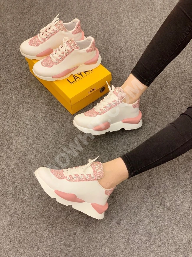 حذاء رياضي نسائي