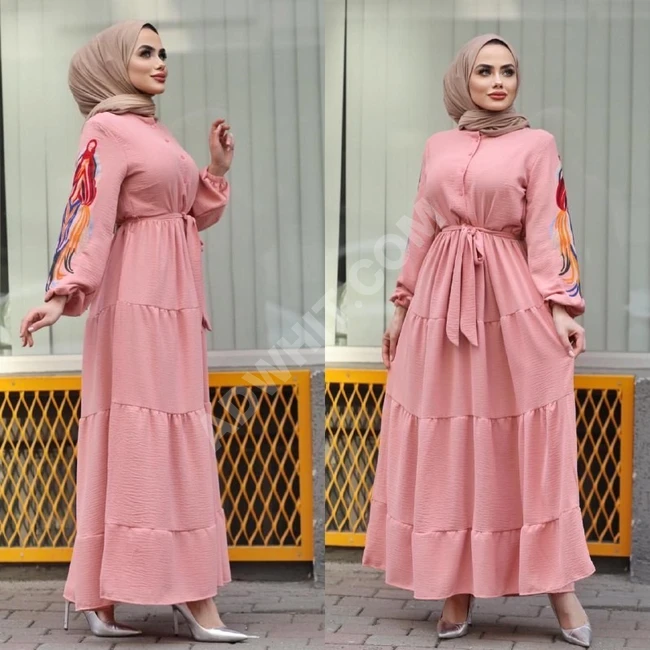 فستان نسائي طويل مناسب للحجاب