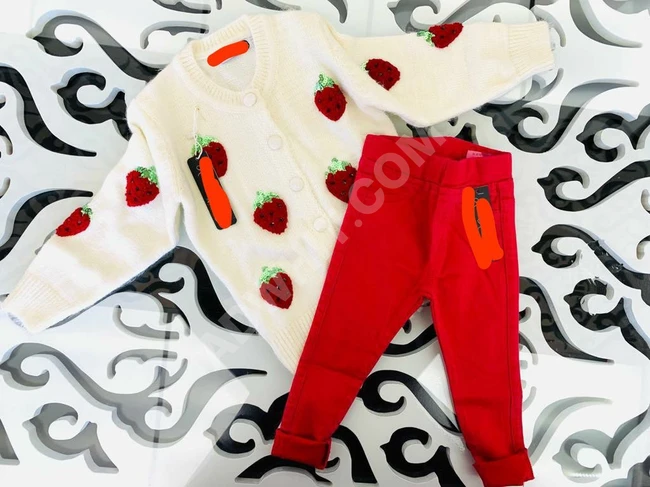 طقم بناتي برسمة الفراولة