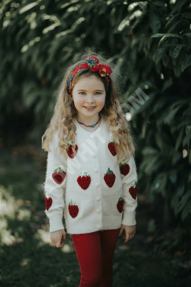 طقم بناتي برسمة الفراولة