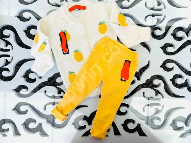 طقم بناتي برسمة الفراولة