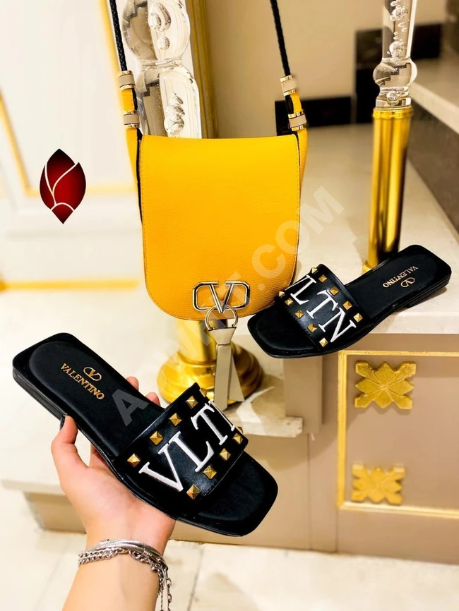 طقم حذاء مع حقيبة سبور