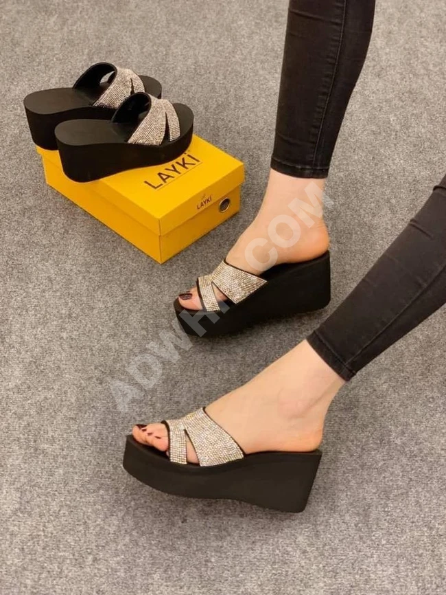 حذاء سبور نسائي