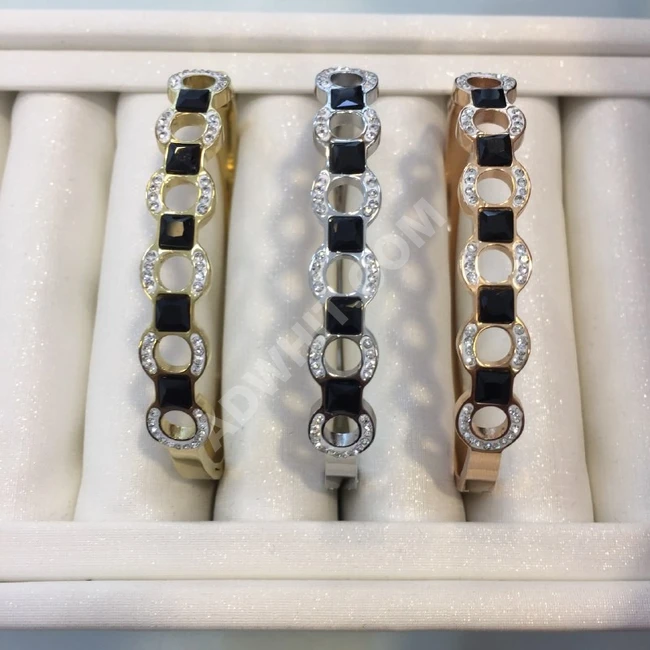 أساور نسائية 