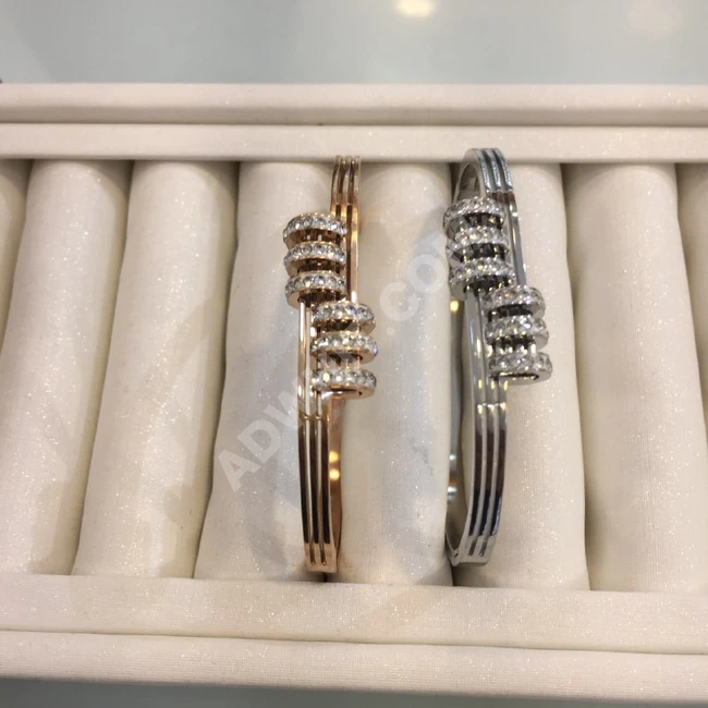 أساور نسائية 