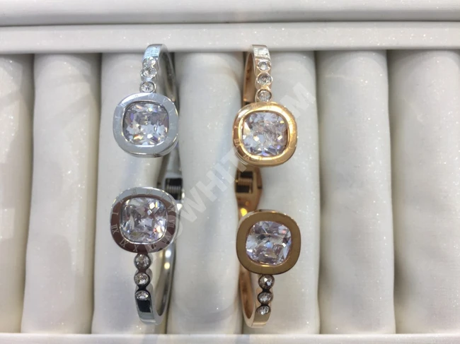 أساور نسائية 