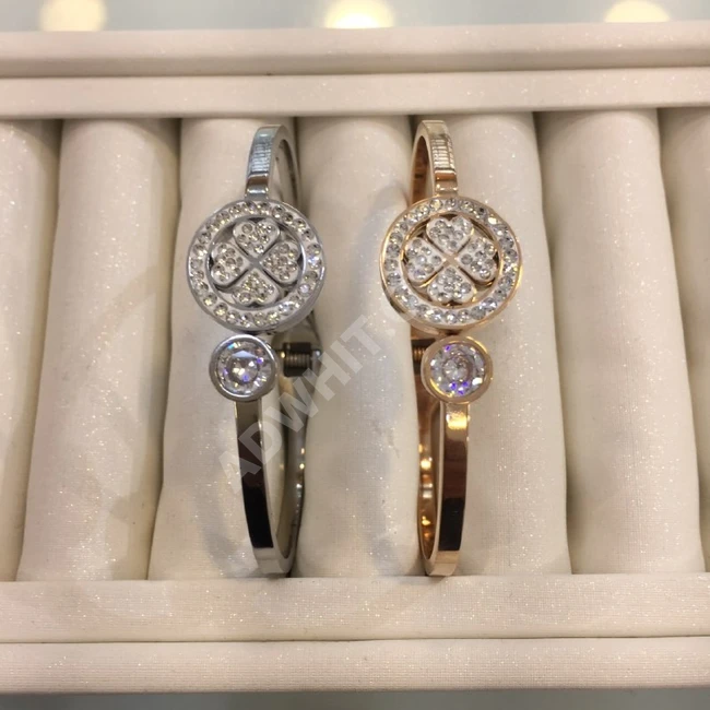 أساور نسائية 