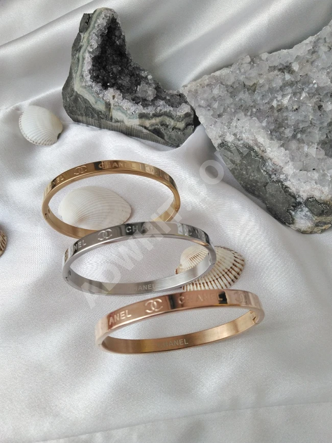 أساور نسائية 