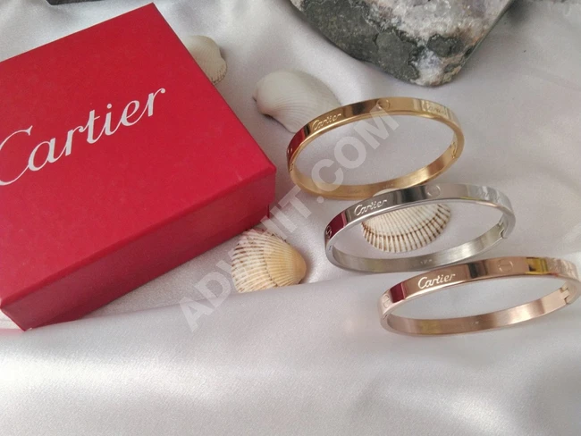 أساور نسائية 