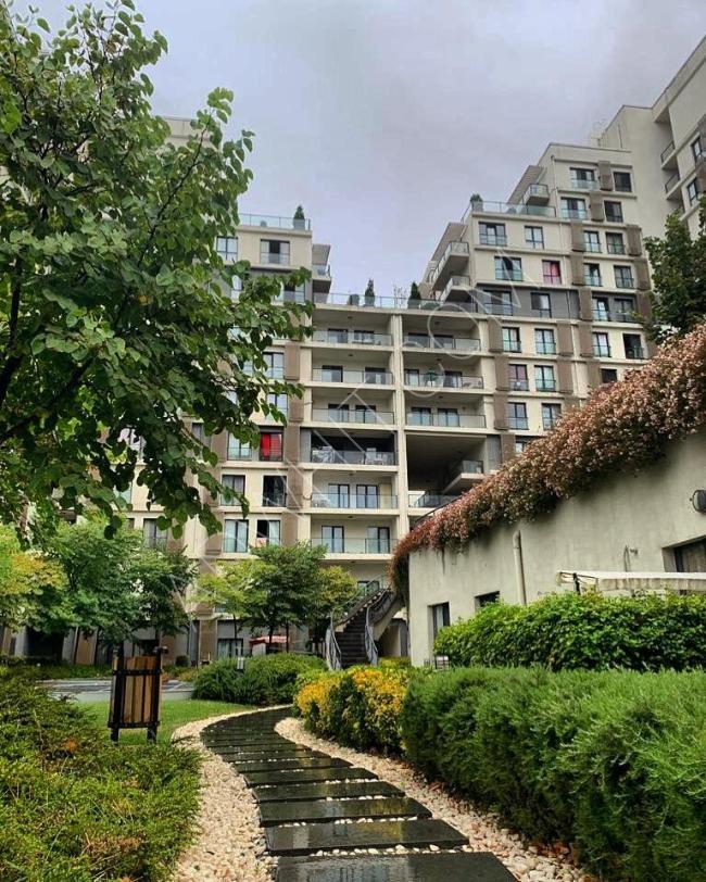 شقة مميزة للبيع 3+1  مع حديقة خاصة في افخر مجمعات اسطنبول الاوروبية 