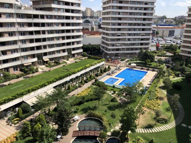 شقة غرفة وصالة 1+1 مفروشة مع حمام ومكيف وبلكون واطلالة داخلية في مجمع يوروم اسطنبول بجانب مول فوروم اسطنبول ومحطة المترو تماما
