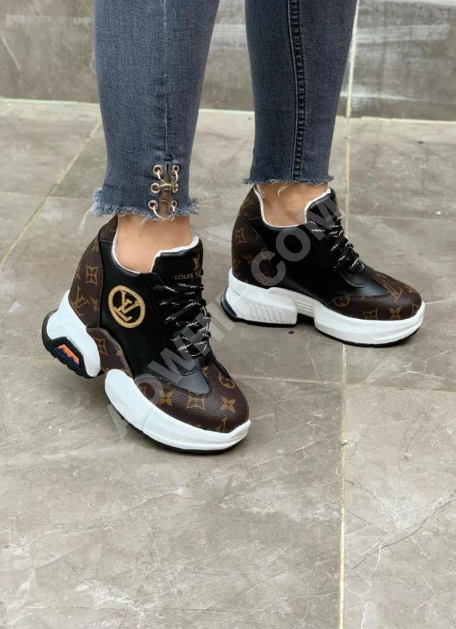 حذاء سبور نسائي 