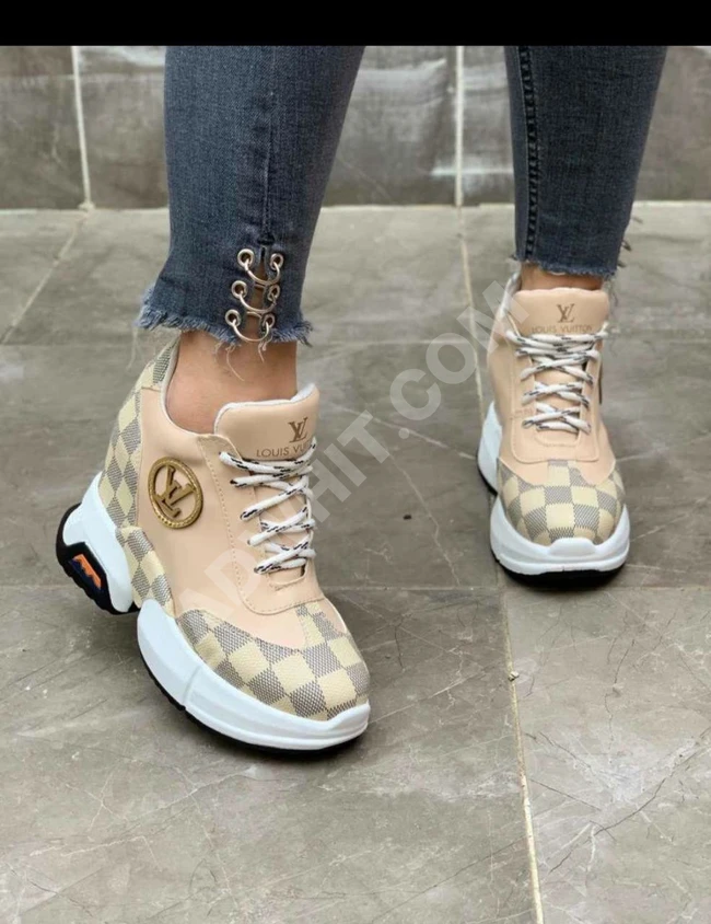 حذاء سبور نسائي 